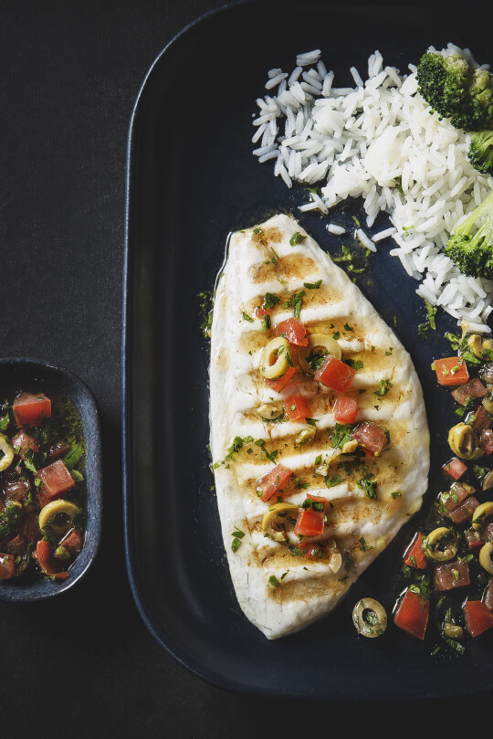 Grillitud besuugo tomatite ja oliividega